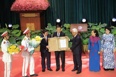 Phó Chủ tịch Quốc hội Uông Chu Lưu trao Nghị quyết của Ủy ban Thường vụ Quốc hội về thành lập TP Thủ Đức cho các lãnh đạo TP.HCM.
