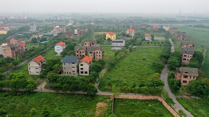  Những căn biệt thự, liền kề bỏ hoang tại dự án khu đô thị trên địa bàn huyện Mê Linh sau nhiều năm triển khai.