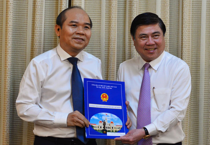 Chủ tịch UBND TP HCM trao quyết định cho ông Trần Văn Bảy