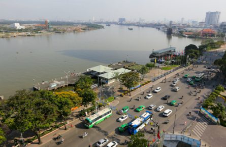 Công viên bến cảng Bạch Đằng nằm bên bờ Tây sông Sài Gòn 